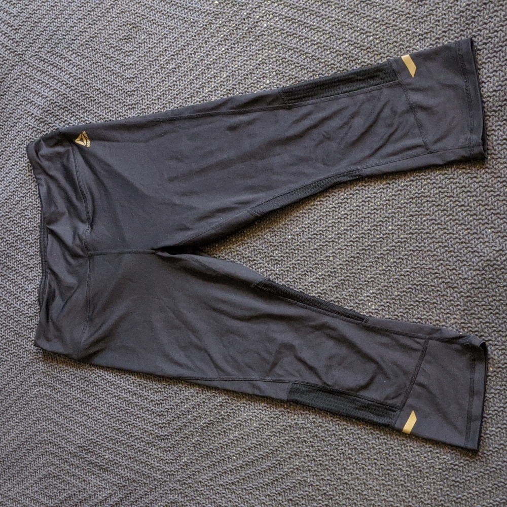 Reebok Capri Leggings (Size M)